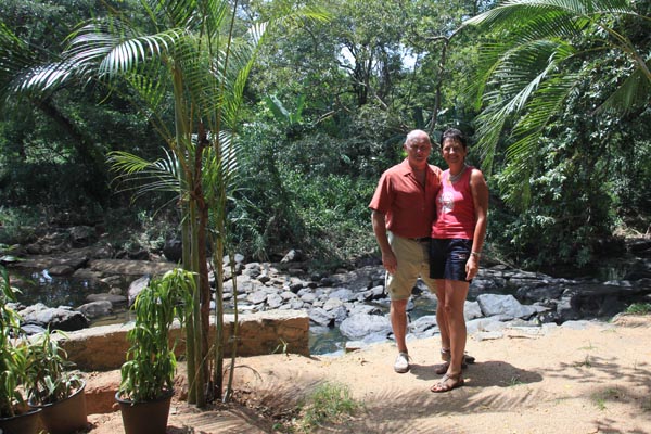 Gina en Hans bij de rivier